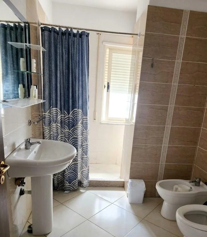 Tirane, jepet me qera apartament 2+1 Kati 3, 100 m² 550 € (Bulevardi i Ri)