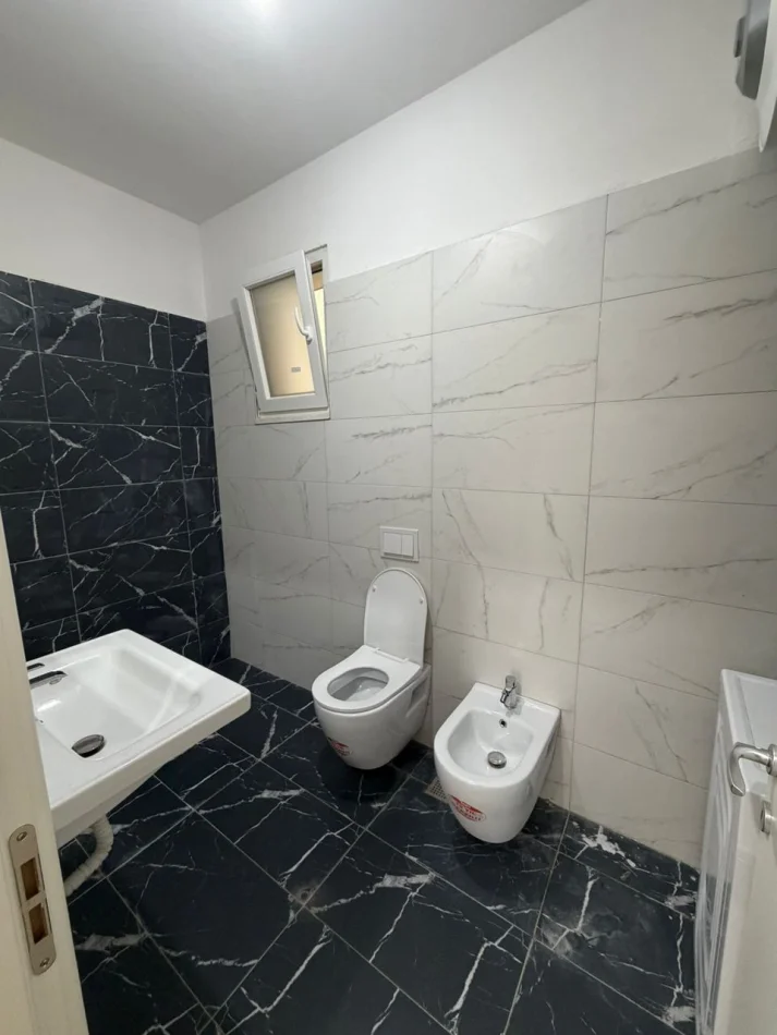 Tirane, jepet me qera ambjent biznesi Kati 2, 98 m² 570 € (Rruga Don Bosko)