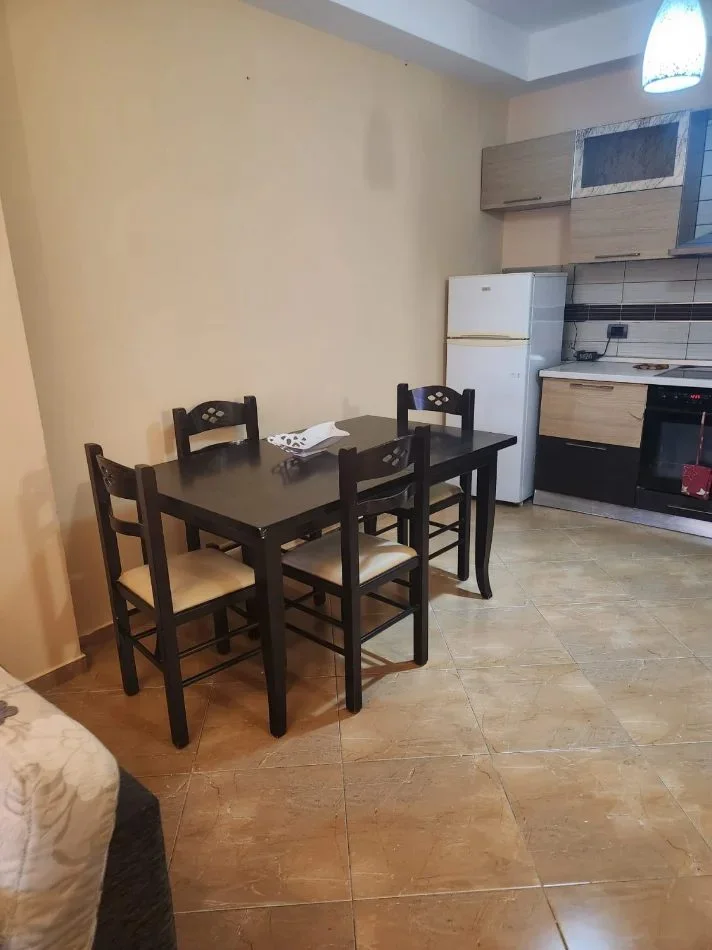 Tirane, jepet me qera apartament 1+1 Kati 4, 50 m² 380 € (Fresku)