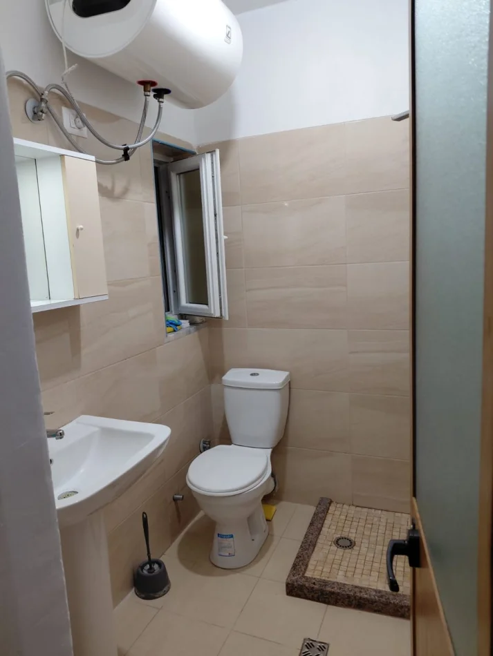Tirane, jepet me qera apartament 1+1 Kati 3, 55 m² 380 € (Rruga 5 Maji)