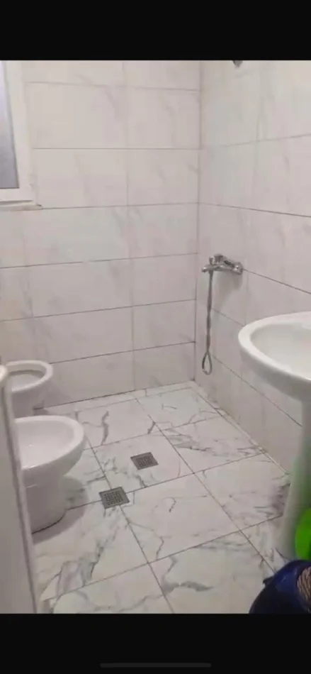Tirane, jepet me qera apartament 1+1 Kati 4, 60 m² 300 € (Rruga 5 Maji)