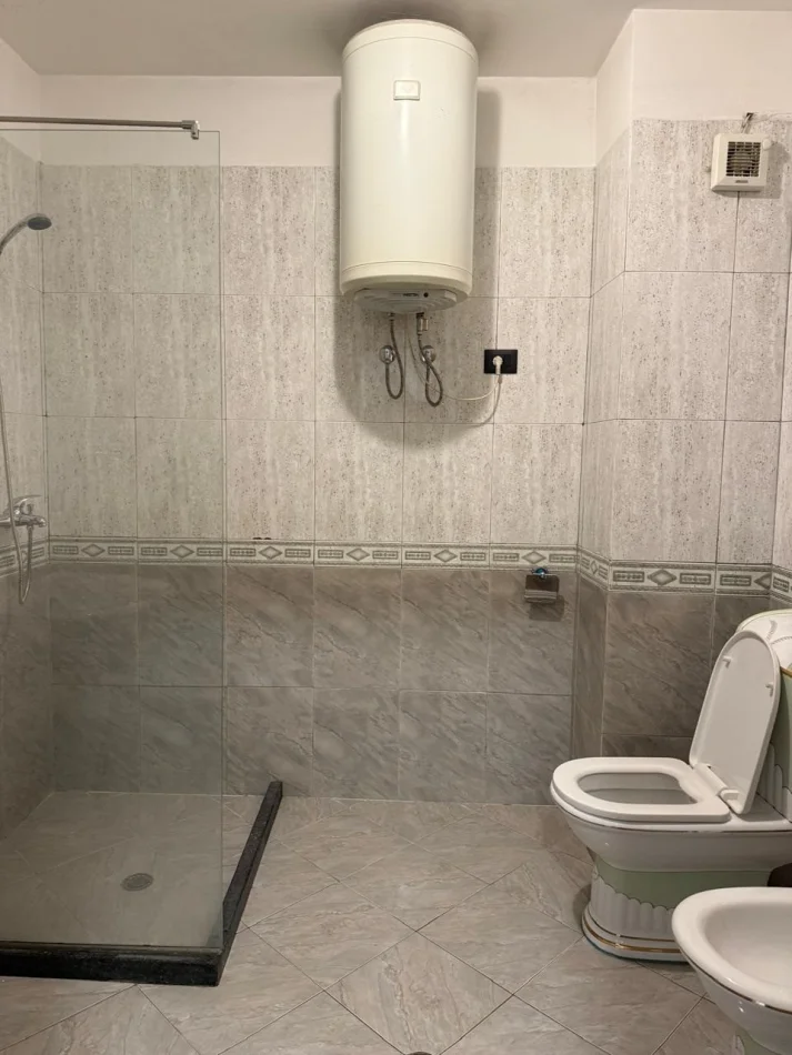 Tirane, jepet me qera ambjent biznesi Kati 1, 70 m² 800 € (Bulevardi Gjergj Fishta)