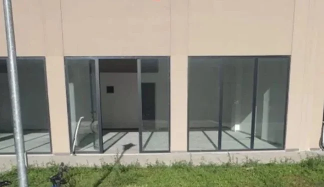 Tirane, jepet me qera ambjent biznesi 70 m² 700 € (Kombinat)