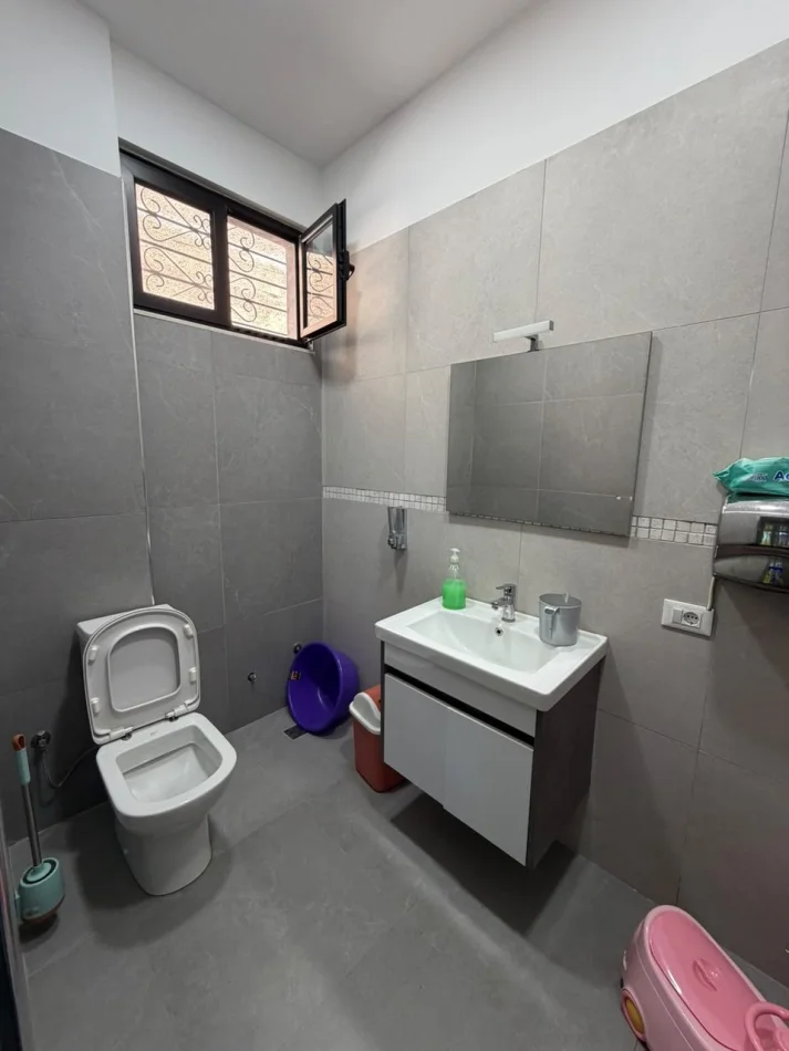 Tirane, jepet me qera ambjent biznesi Kati 0, 100 m² 700 € (Allias)