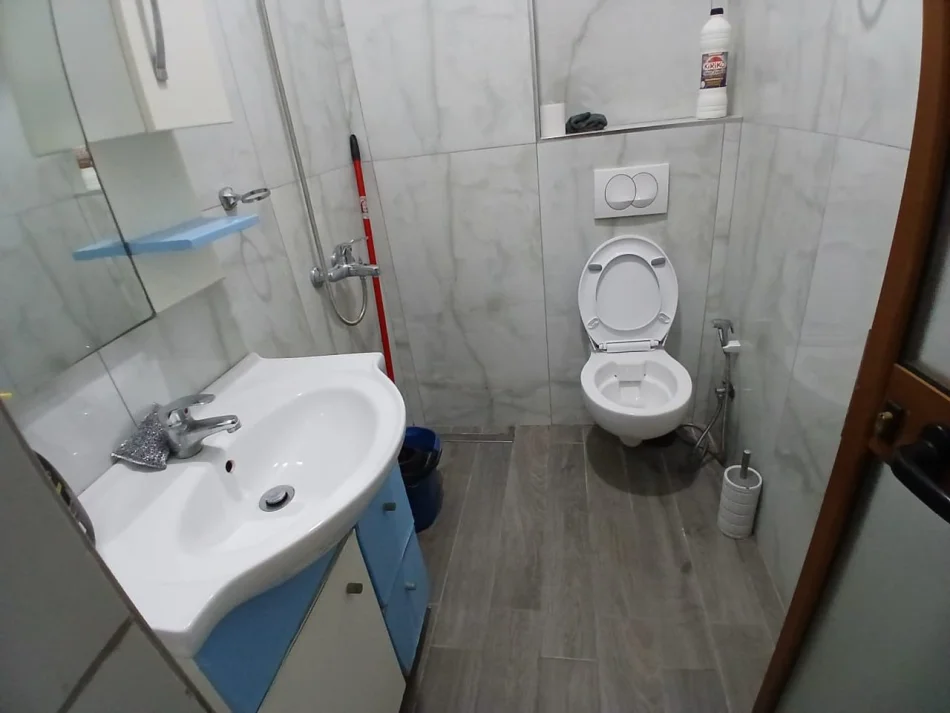 Tirane, jepet me qera apartament 1+1 Kati 3, 50 m² 520 € (Rruga e Barrikadave)