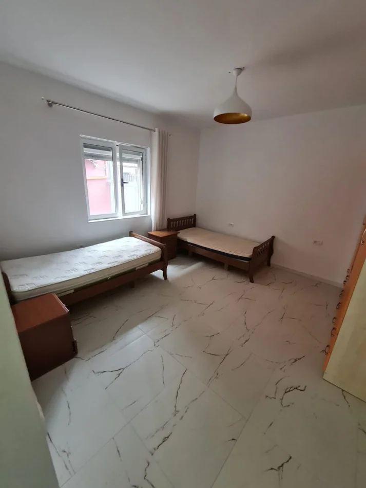 Tirane, jepet me qera apartament 1+1 Kati 1, 70 m² 400 € (Kinostudio)