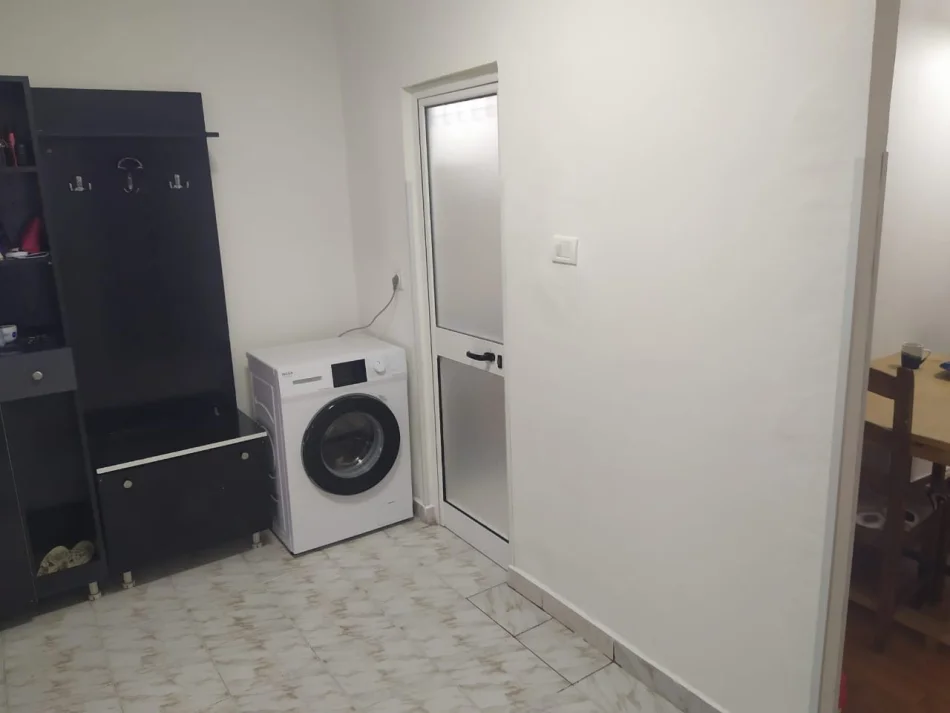 Tirane, jepet me qera apartament 1+1 Kati 3, 65 m² 400 € (Ali Demi)