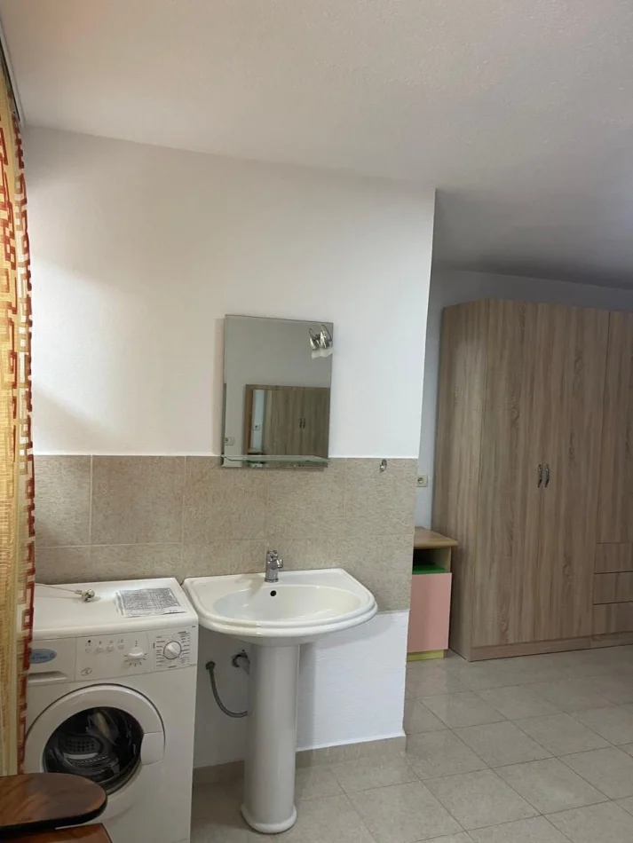 Tirane, jepet me qera apartament 1+1 Kati 1, 60 m² 350 € (Ali Demi)