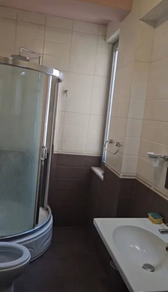 Tirane, jepet me qera apartament 2+1 Kati 3, 90 m² 650 € (Rruga Fortuzi)