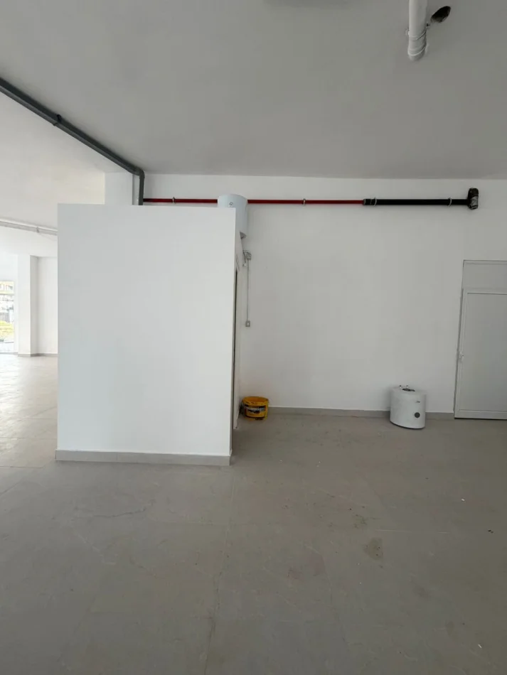 Tirane, jepet me qera ambjent biznesi Kati 0, 1.800 m² 1.800 € (Rruga 5 Maji)