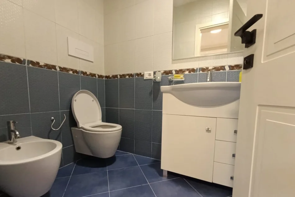 Tirane, shitet apartament 2+1 Kati 7, 187.000 € (prane Shkolla e Kuqe)