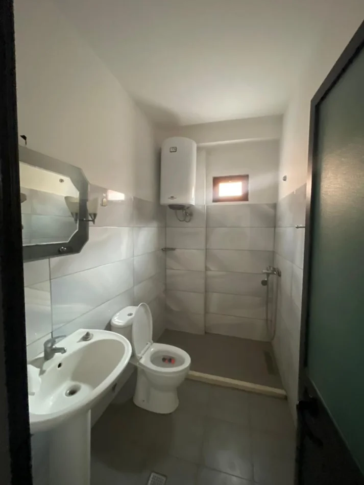Tirane, jepet me qera apartament 2+1 Kati 1, 80 m² 300 € (Stacioni I Trenit)