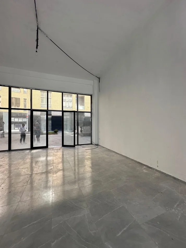 Tirane, jepet me qera ambjent biznesi Kati 0, 116 m² 1.500 € (Xhamlliku)