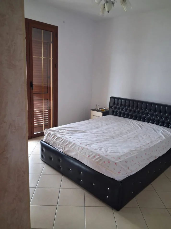 Tirane, jepet me qera apartament 2+1 Kati 2, 130 m² 400 € (Laprakë)