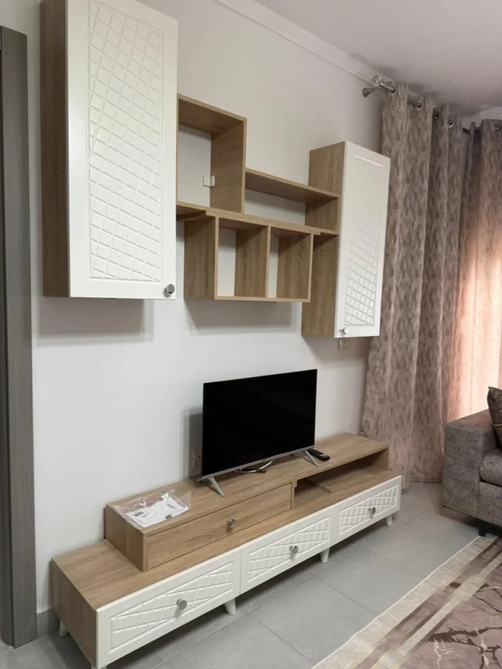 Tirane, jepet me qera apartament 2+1 Kati 1, 100 m² 550 € (Rruga 5 Maji)