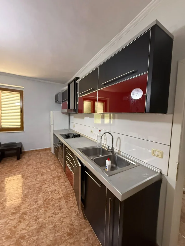 Tirane, jepet me qera apartament 1+1 Kati 3, 74 m² 450 € (Medrese)