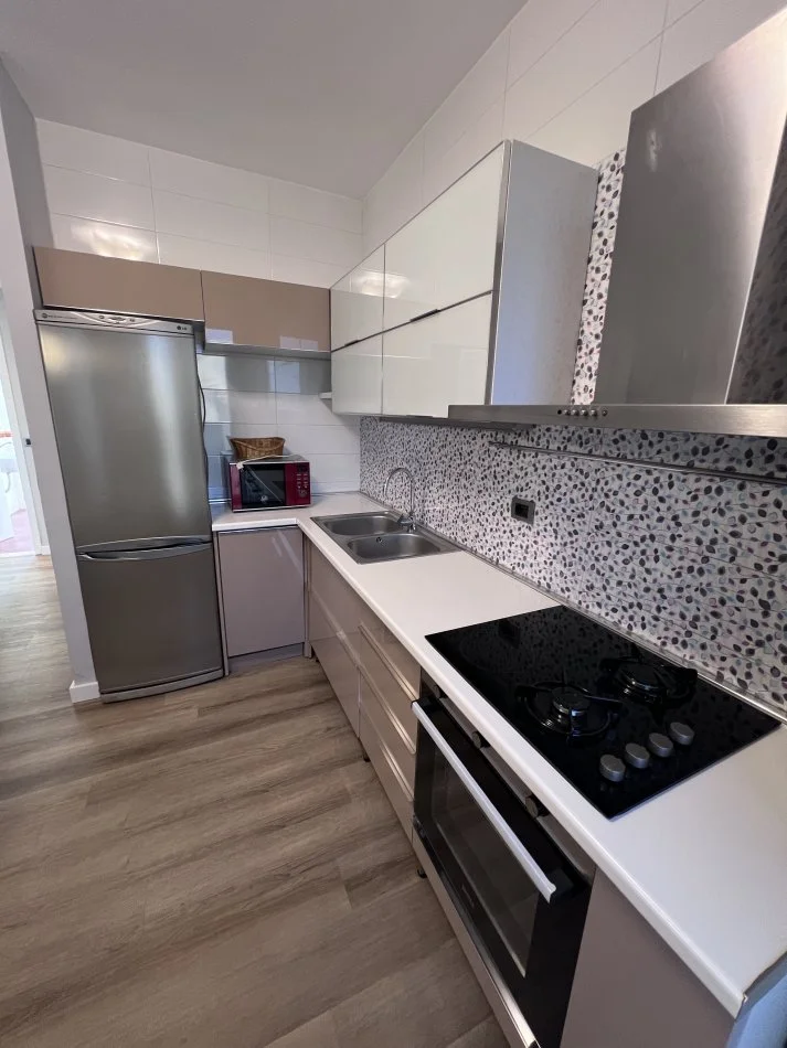 Tirane, jepet me qera apartament 2+1+Ballkon Kati 4, 100 m²