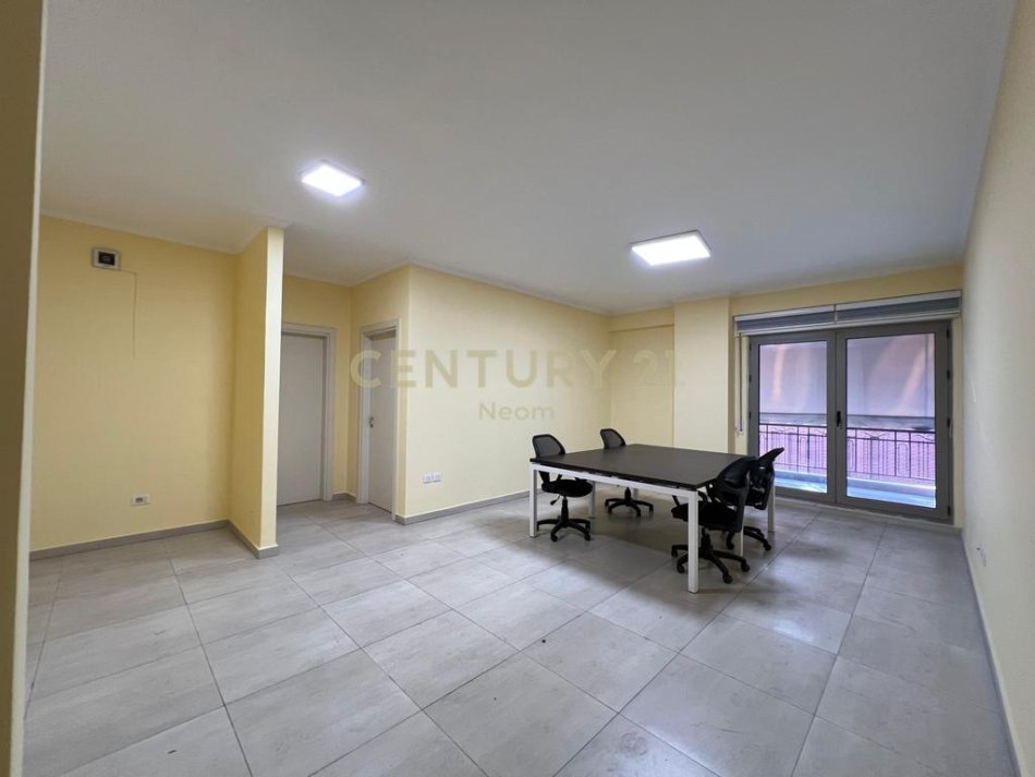 Tirane, jepet me qera ambjent biznesi Kati 1, 75 m² 750 € 