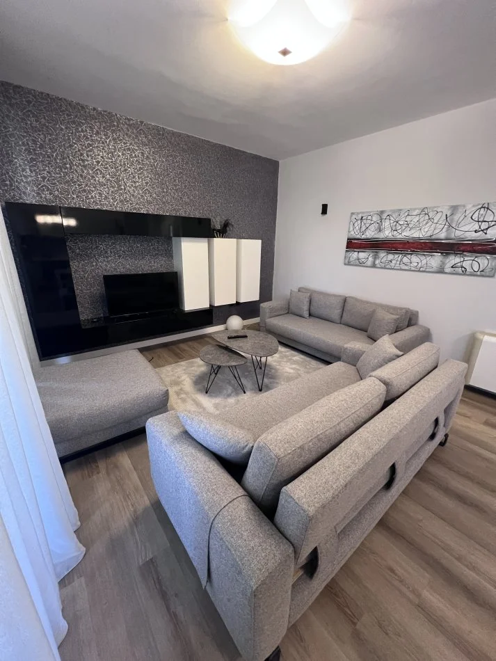 Tirane, jepet me qera apartament 2+1+Ballkon Kati 4, 100 m²