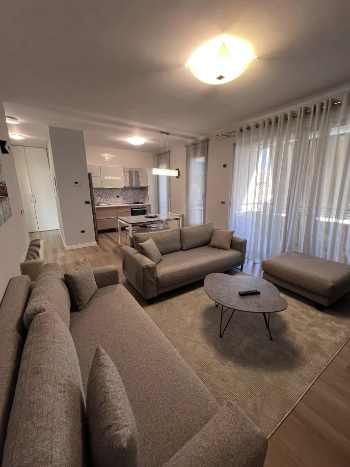 Tirane, jepet me qera apartament 2+1+Ballkon Kati 4, 100 m²