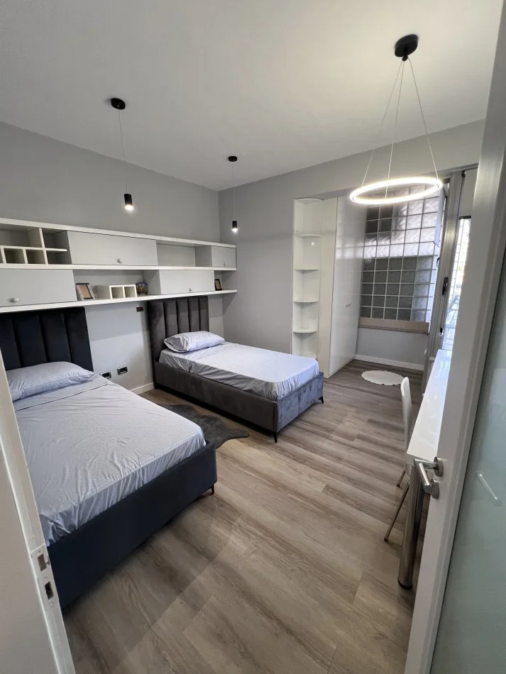 Tirane, jepet me qera apartament 2+1+Ballkon Kati 4, 100 m²