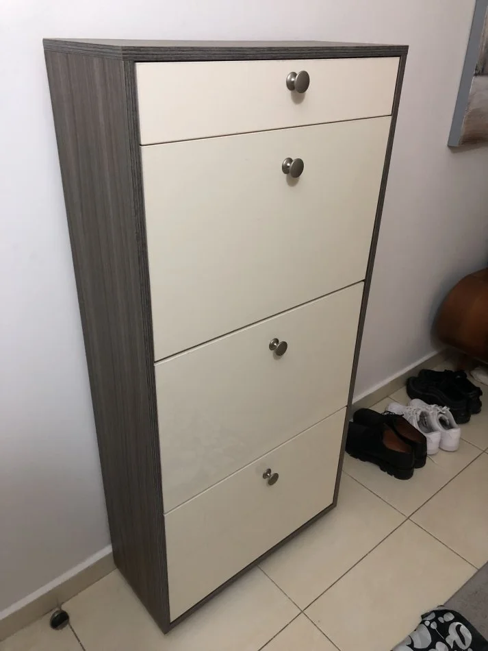 Tirane, shes mobilje TV dhe mbajtese kepucesh 15.000 leke te reja + 4.000 leke te reja