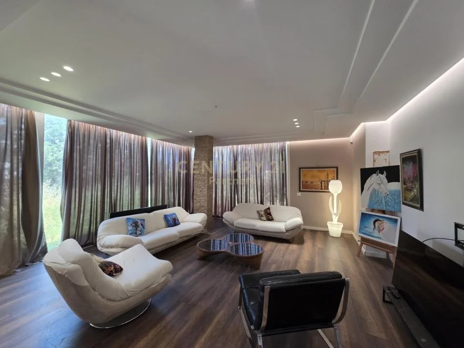 Tirane, jepet me qera apartament 3 Katshe , 1.270 m² 900 € 