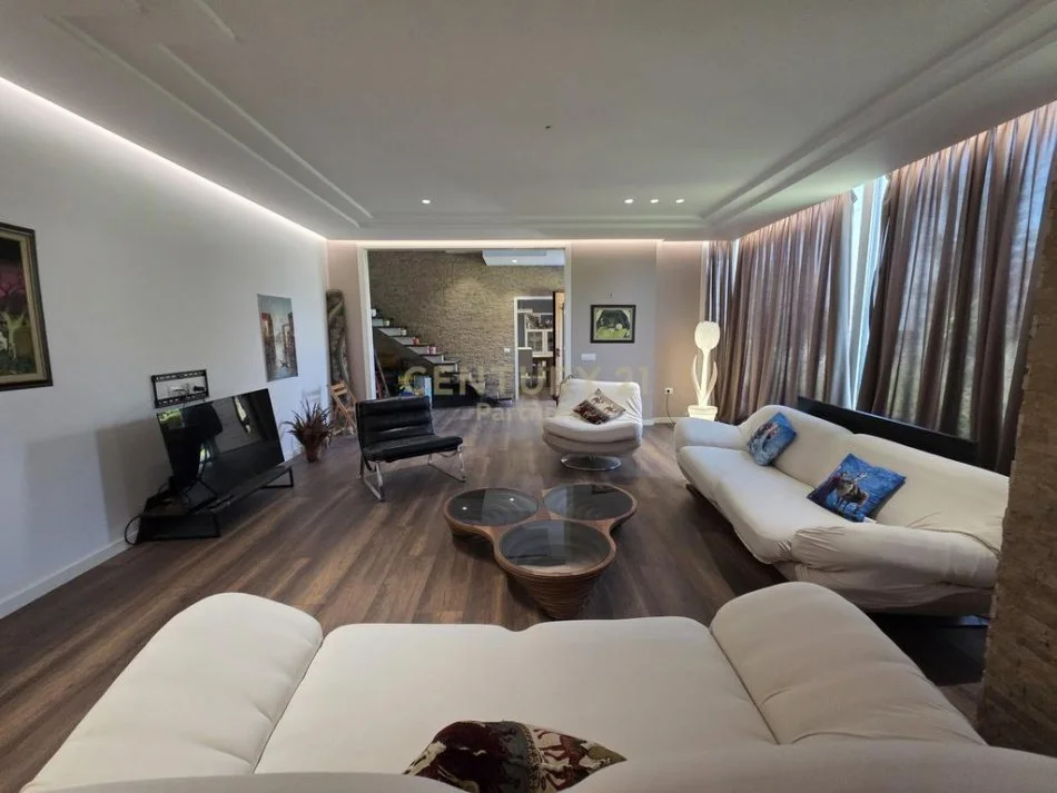 Tirane, jepet me qera apartament 3 Katshe , 1.270 m² 900 € 