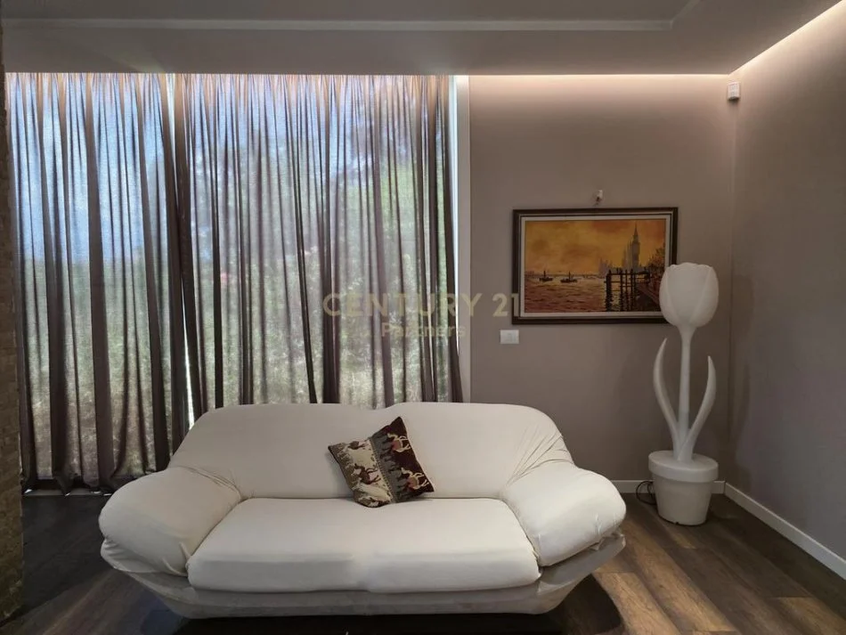 Tirane, jepet me qera apartament 3 Katshe , 1.270 m² 900 € 