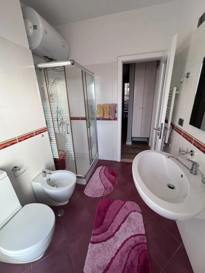 Tirane, jepet me qera apartament 2+1+Ballkon Kati 4, 100 m²