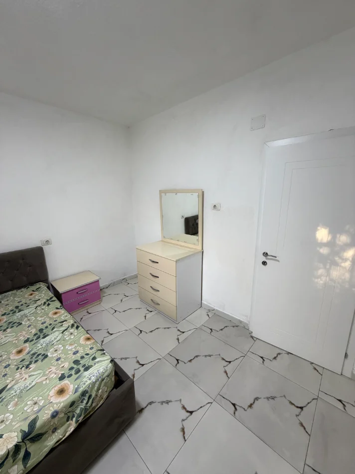 Tirane, jepet me qera apartament+verande  1+1 Kati 0, 30.000 leke i diskutueshem (Rruga Dino Kalenja , Paskuqan 2)