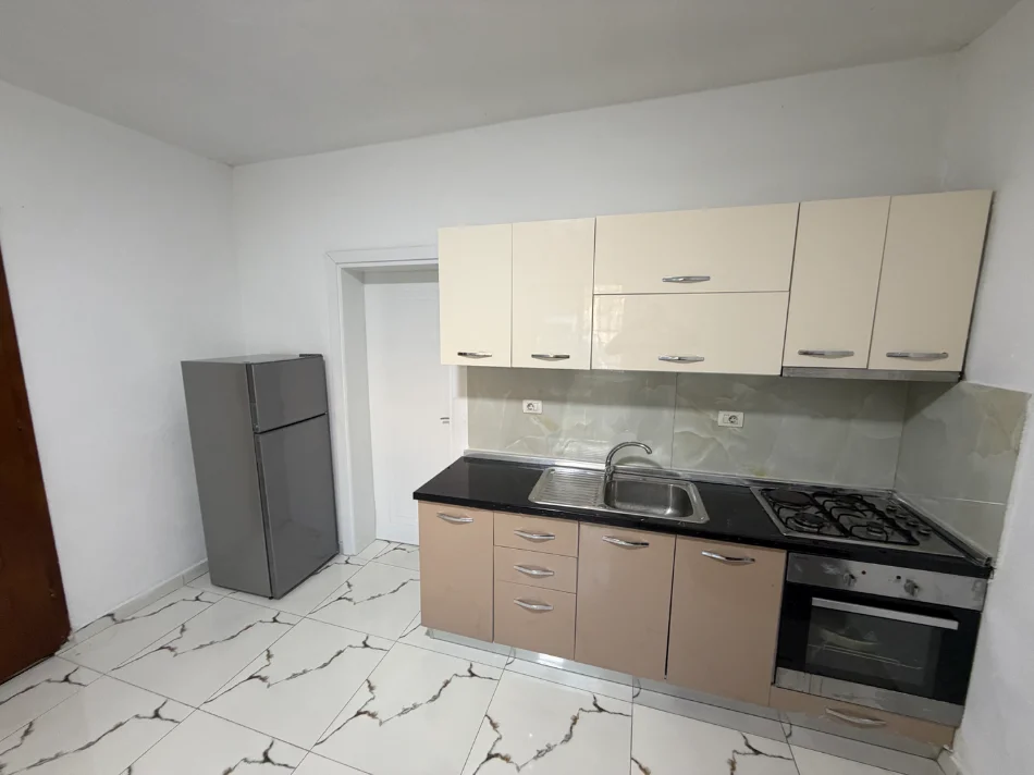 Tirane, jepet me qera apartament+verande  1+1 Kati 0, 30.000 leke i diskutueshem (Rruga Dino Kalenja , Paskuqan 2)