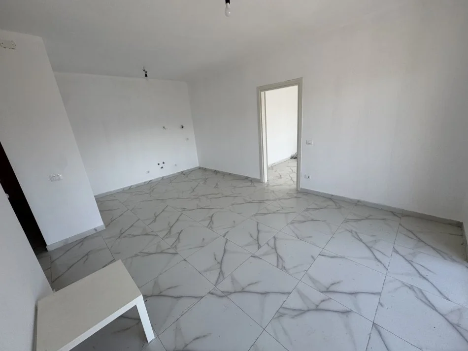 Tirane, jepet me qera apartament 2+1+Ballkon Kati 3, 90 m² 700 € (Myslym shyri)