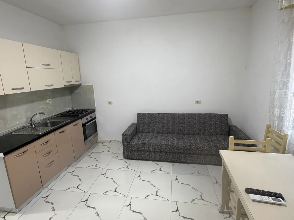 Tirane, jepet me qera apartament+verande  1+1 Kati 0, 30.000 leke i diskutueshem (Rruga Dino Kalenja , Paskuqan 2)