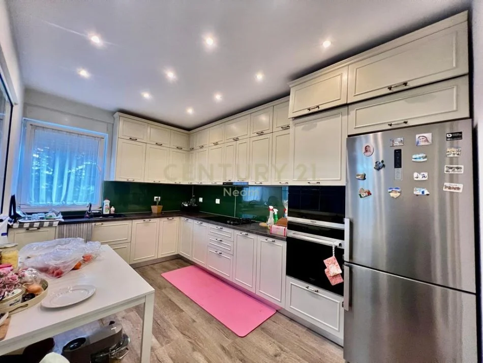 Tirane, jepet me qera apartament 2+1 Kati 4, 125 m² 1.300 € (Kompleksi Fz)