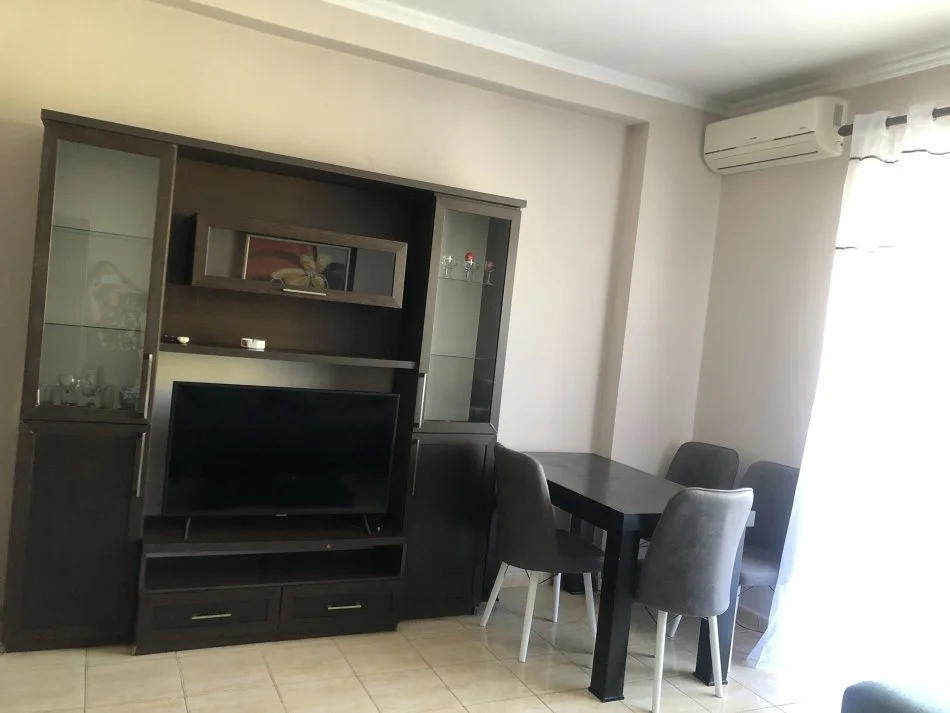 Tirane, jepet me qera apartament 1+1+Ballkon Kati 6, 70 m² 840 € (Rruga Gjon Buzuku)