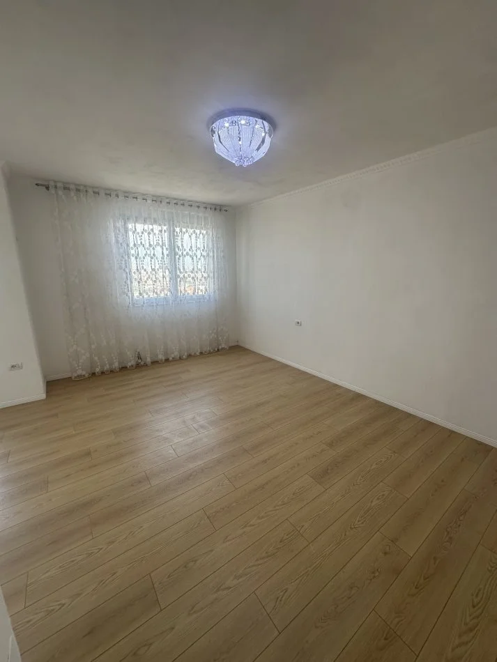 Tirane, shes apartament 1+1 Kati 9, 65 m² 88.000 € (Kafe pashai)