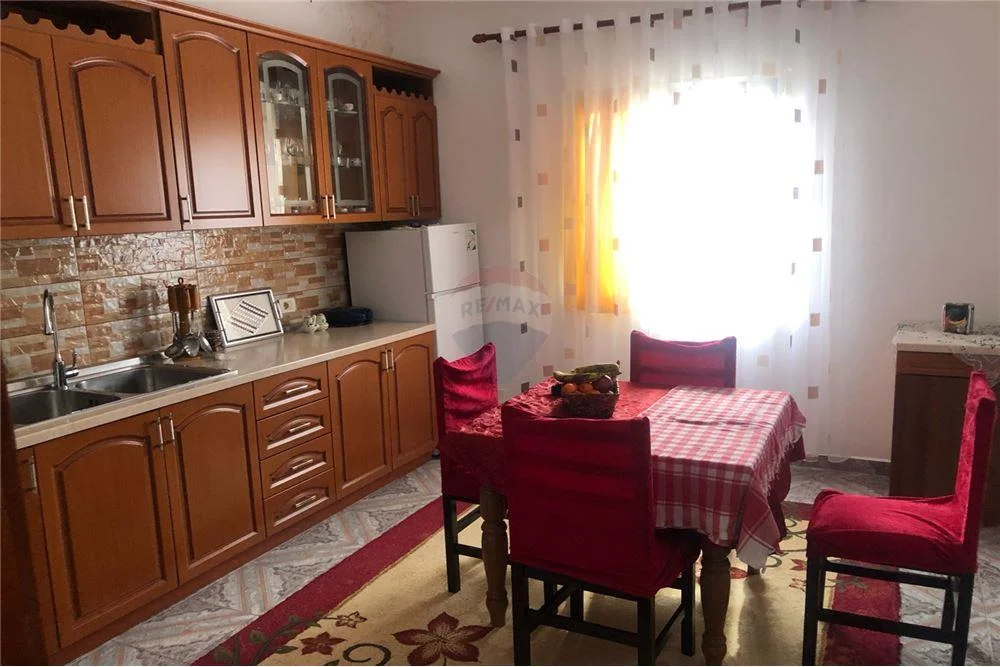 Shitet shtepi me toke ne Kombinat