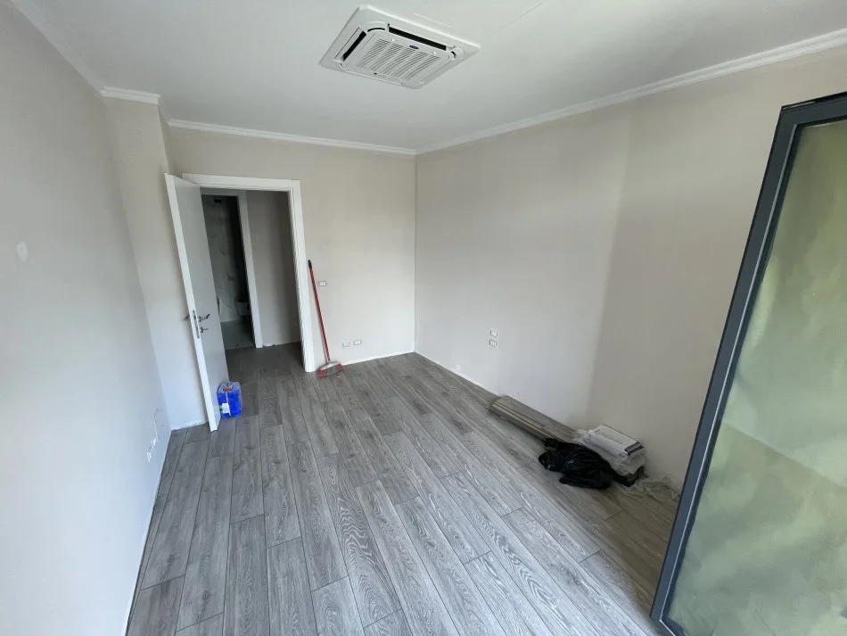 Tirane, jepet me qera apartament 2+1+Aneks+Ballkon Kati 2, 110 m² 1.200 € (Liqeni Artificial)