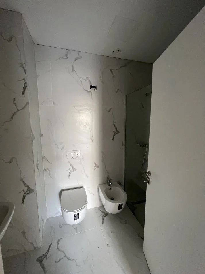 Tirane, jepet me qera apartament 2+1+Aneks+Ballkon Kati 2, 110 m² 1.200 € (Liqeni Artificial)