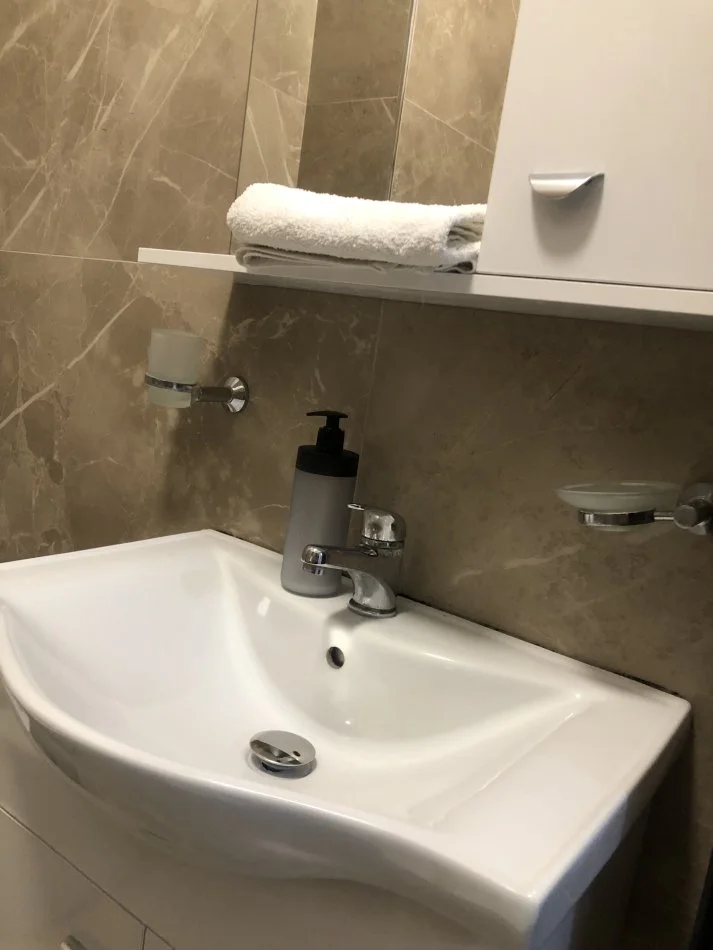 Tirane, jepet me qera apartament 1+1+Ballkon Kati 6, 70 m² 840 € (Rruga Gjon Buzuku)