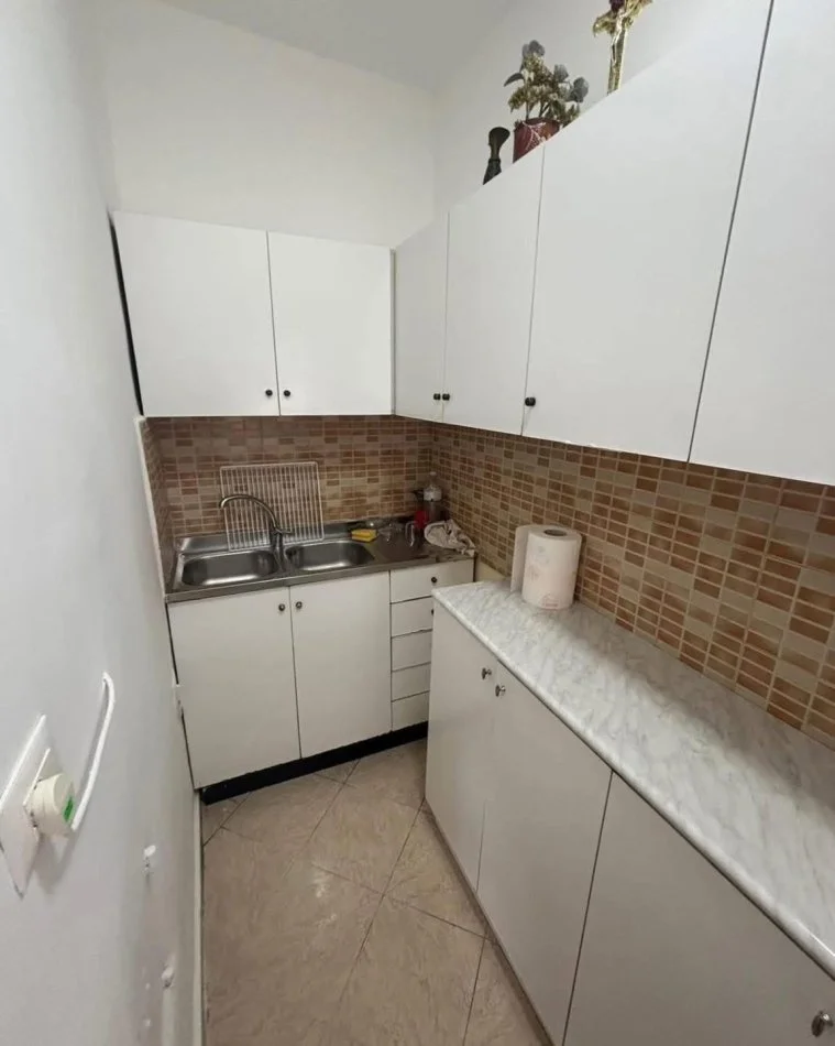 Tirane, jepet me qera apartament 2+1 Kati 5, 550 € (Blloku)