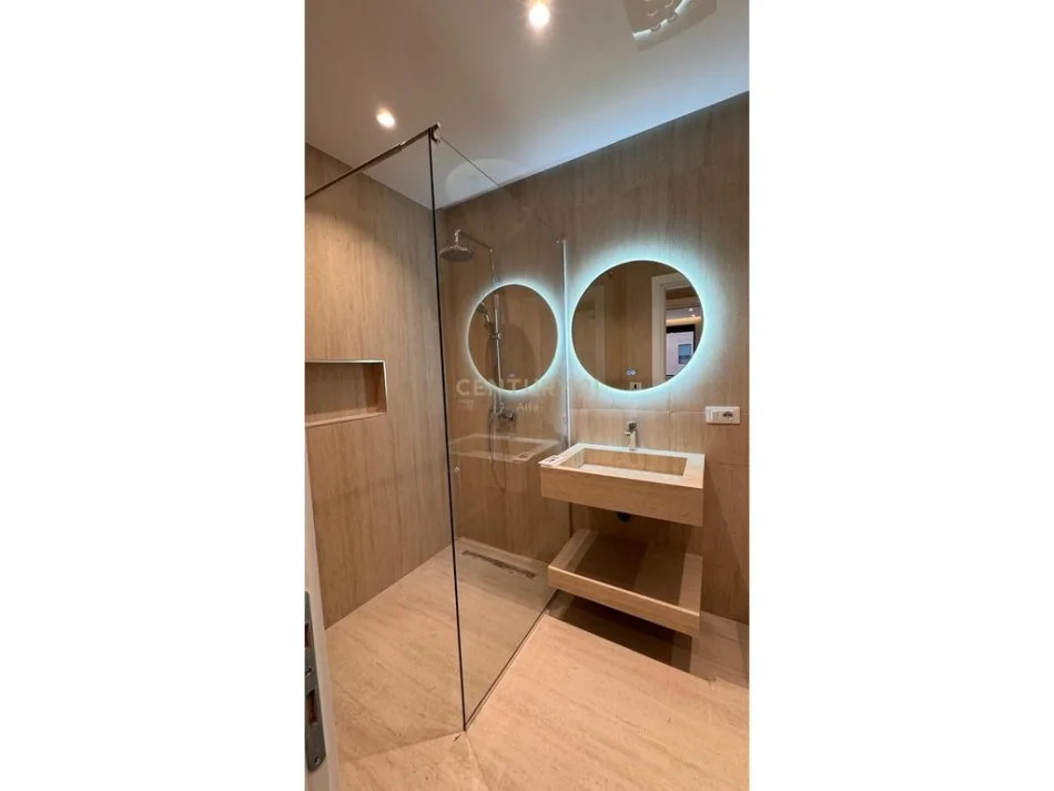 Tirane, jepet me qera apartament 1+1+Aneks+Ballkon Kati 5, 89 m² 800 € (Kompleksi xheluks)