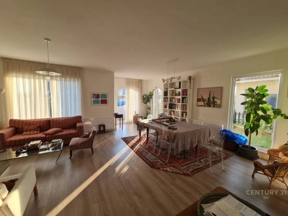 Tirane, jepet me qera Vile 4+1 Kati 3, 256 m² 3.000 € (Teg)