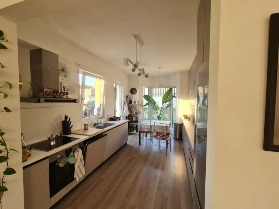 Tirane, jepet me qera Vile 4+1 Kati 3, 256 m² 3.000 € (Teg)