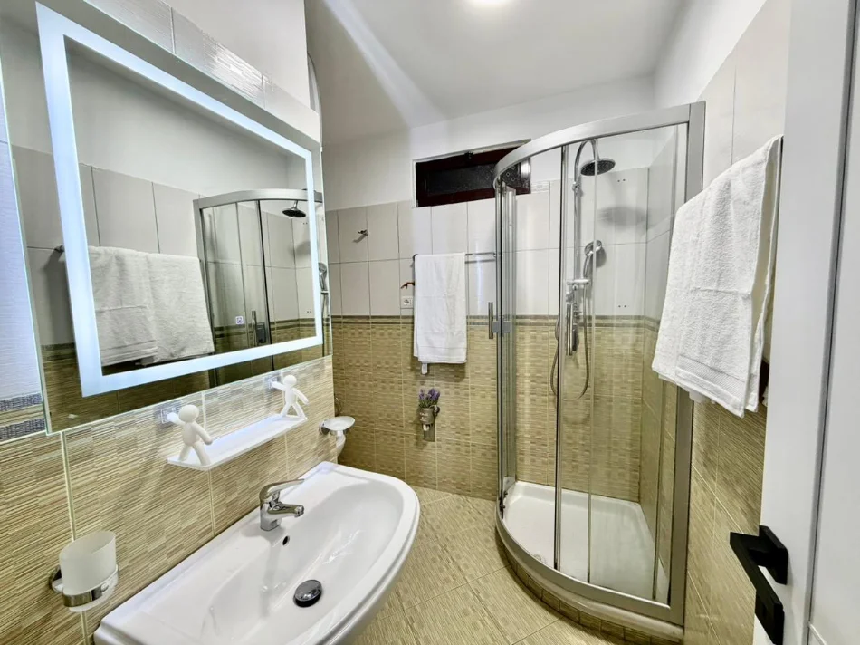 Tirane, jepet me qera apartament 3+1+Ballkon Kati 3, 92 m² 1.200 € (Rruga Njazi Demi)