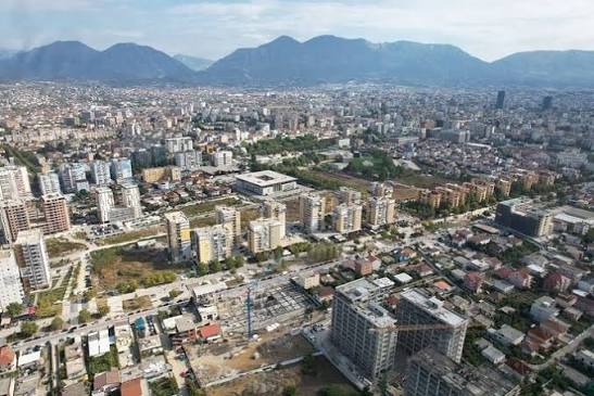 Tirane, shes apartament 2+1+Ballkon Kati 7, 111 m² (Fusha e Aviacionit)