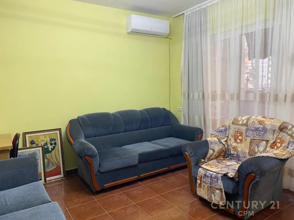 Tirane, jepet me qera apartament 1+1 Kati 3, 150 m² 500 € (Komuna Parisit)