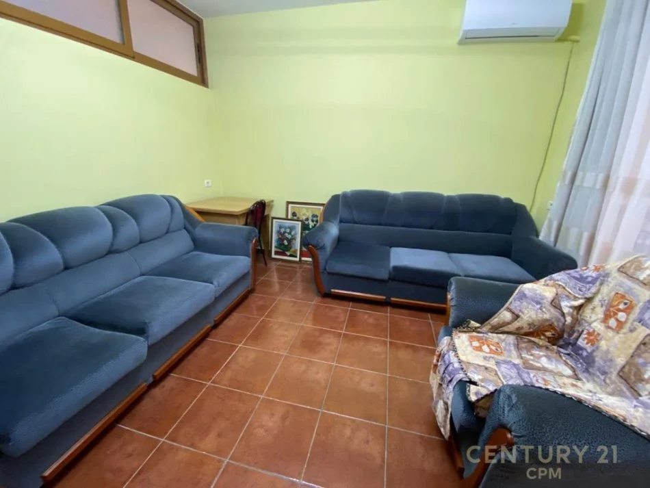 Tirane, jepet me qera apartament 1+1 Kati 3, 150 m² 500 € (Komuna Parisit)
