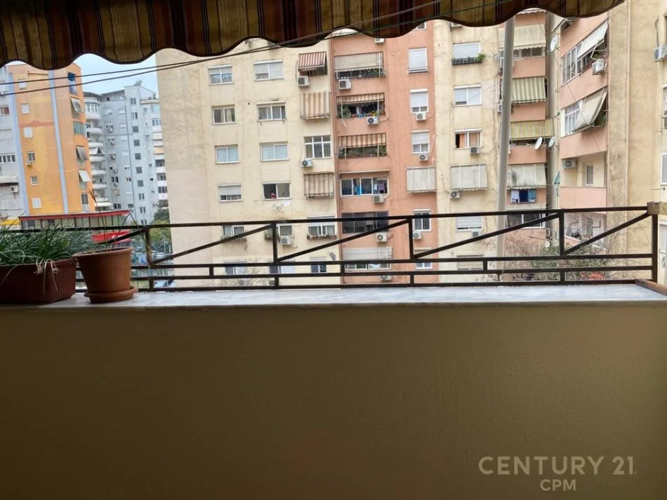 Tirane, jepet me qera apartament 1+1 Kati 3, 150 m² 500 € (Komuna Parisit)